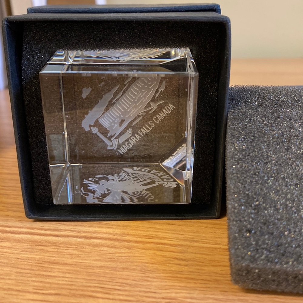 Paperweight - Niagra falls/moose and maple leaf theme
